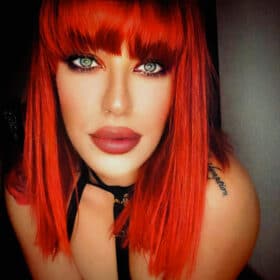 Visage belle femme cheveux rouge