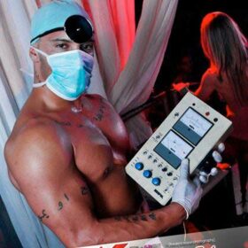 Show striptease tenue médecin