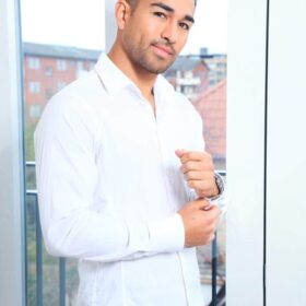 Bel homme chemise blanche