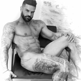 Chippendale musclé tatoué nu